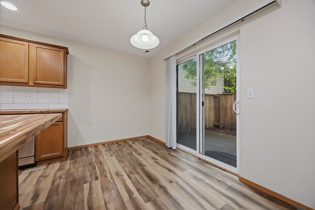 Building Photo - 3 bedroom 2.5 bath