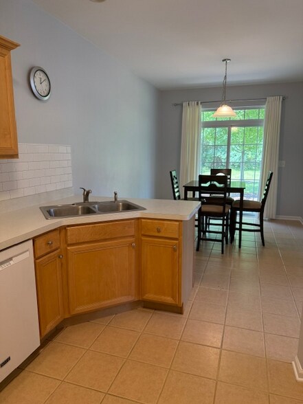 Building Photo - 216 Brompton Ln
