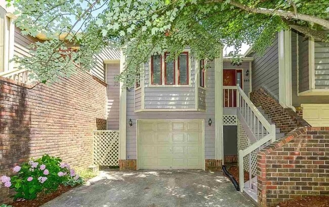 Building Photo - 2 Bed/ 2.5 Bath Townhouse