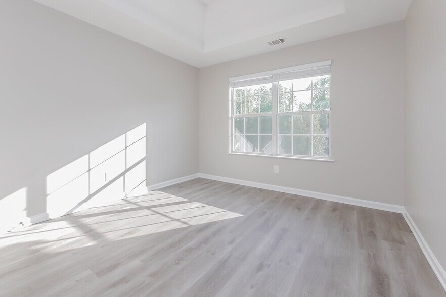 Building Photo - 1103 Village Oaks