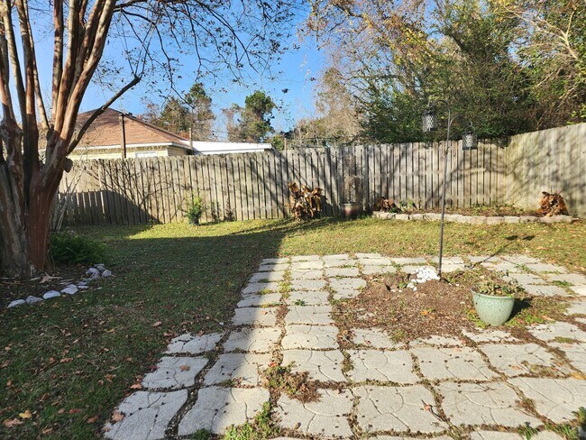 Building Photo - Adorable back yard in Gulf Shores - 3/2