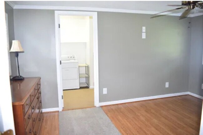 Building Photo - Charming, Partially Furnished Cottage-Style Home Near Catawba Hospital – Available Now!