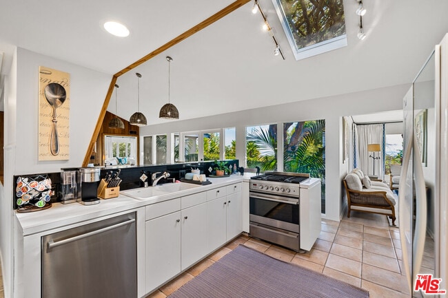 Building Photo - 28952 Selfridge Dr
