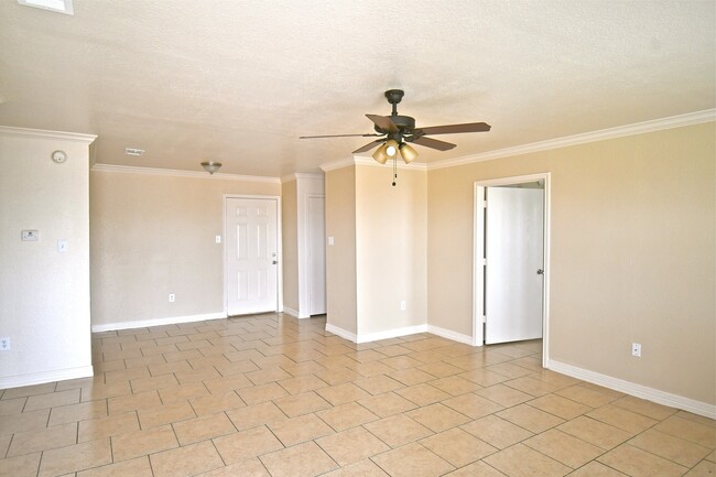 Building Photo - 2 Weeks Free Rent!!! Cute 3 Bedroom 1 Bath...