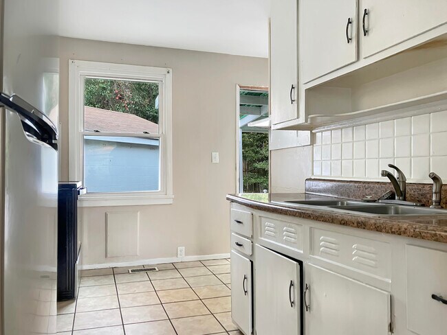 Building Photo - 1991 Higdon St