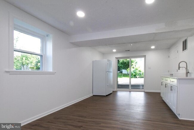 Building Photo - 9802 Lomond Dr