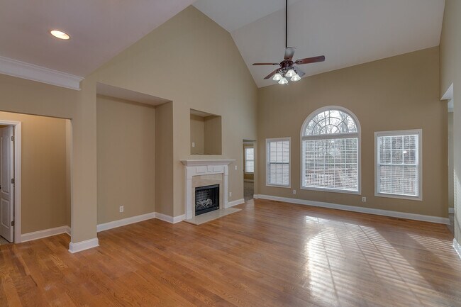 Building Photo - Huge 2 Homes in 1 with 2 full kitchens
