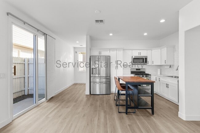 Building Photo - 3218 W Glendale Ave