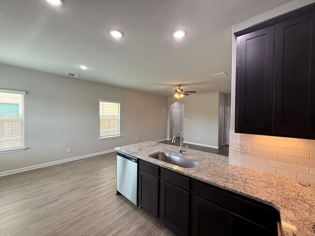 Building Photo - 3bd/2.5ba Two-Story Duplex in Prime Location