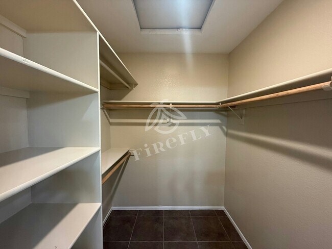 Building Photo - 10720 W Wagon Wheel Dr
