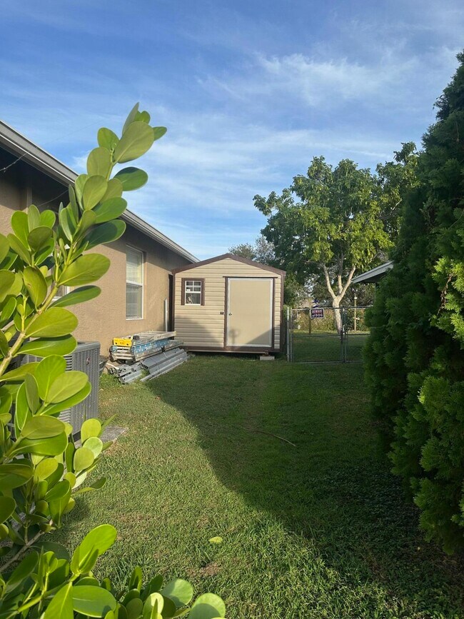 Building Photo - 2347 SW Kent Cir