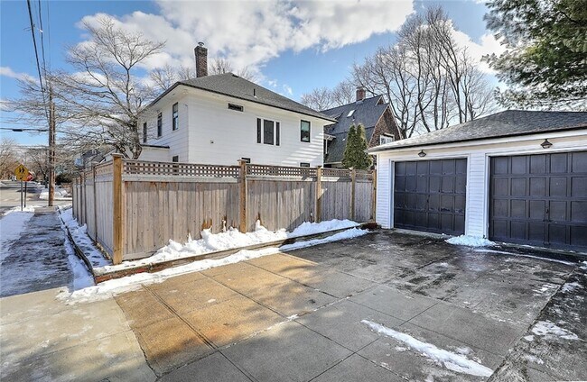 Building Photo - 310 Elmgrove Ave