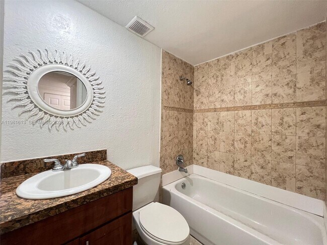 Building Photo - 1925 Madison St