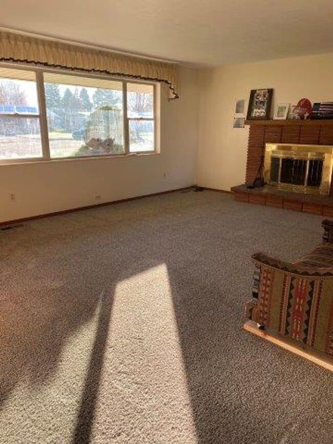 Building Photo - 4 Weeks Free Living! Cozy 3 Bed Home with ...