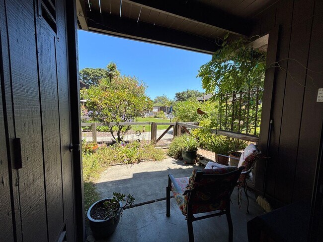 Building Photo - STUNNING NEWLY REMODELED CONDO WITH POOL &...