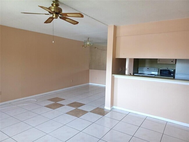 Building Photo - 2525 W Bay Dr