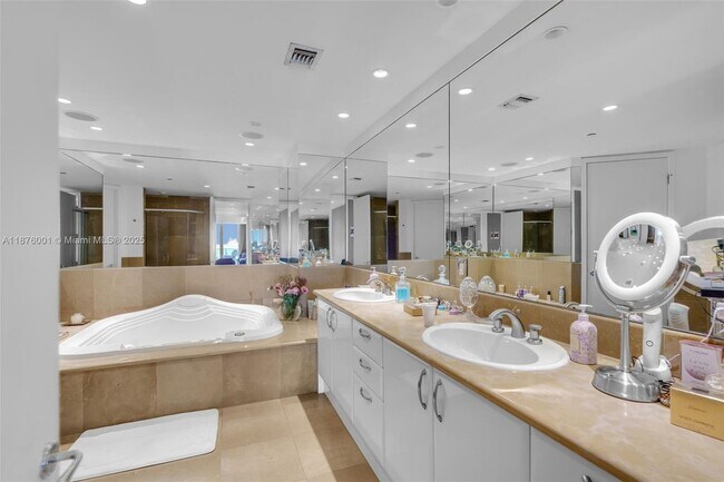 Building Photo - 5959 Collins Ave