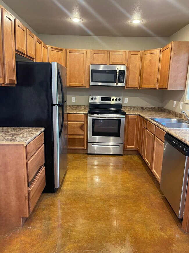 Building Photo - "Charming 3-Bedroom Haven with 2.5 Baths i...