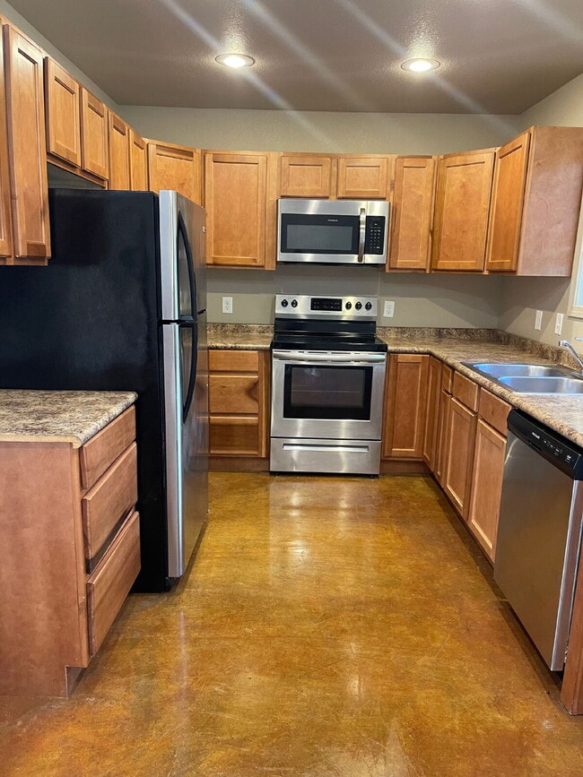 Building Photo - "Charming 3-Bedroom Haven with 2.5 Baths in the Heart of Jonesboro – 1,000 Sq Ft of Comfort at 51...