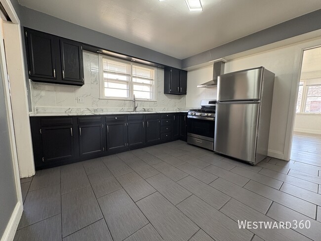 Building Photo - Spacious 2 Bed Townhome in South Burbs Chi...