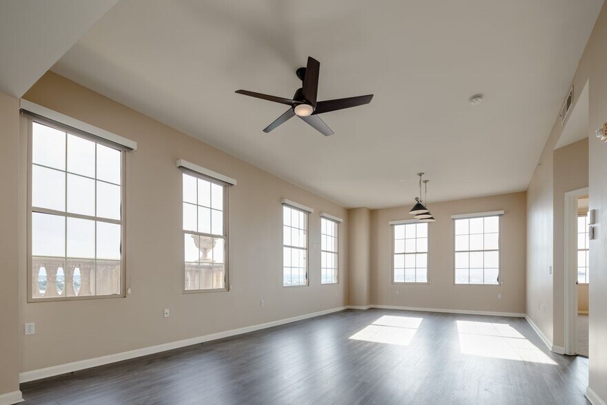 Building Photo - 475 W 12th Ave