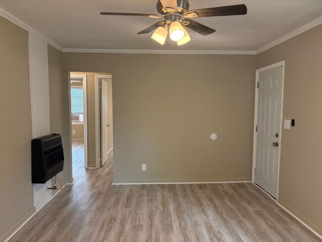 Building Photo - Newly Renovated Home on Baker St
