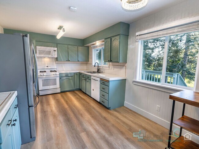 Building Photo - Spacious Single Family Home in Seaside!!!