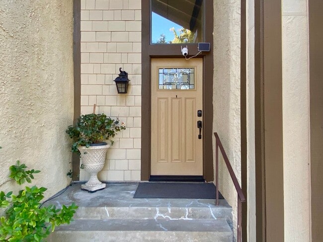 Building Photo - Gorgeous 3 bed 3 bath home in Thousand Oaks - First Time Rental!