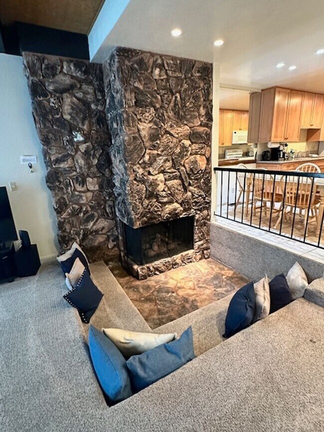 Building Photo - Condo with beautiful channel views and boat slip available for a Winter or Summer seasonal 3-6 mo...