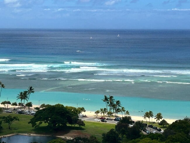Building Photo - Upscale living With a View!