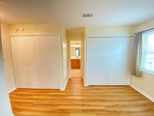 Building Photo - Wow! 2 bedroom, 2.5 bath, two story townho...