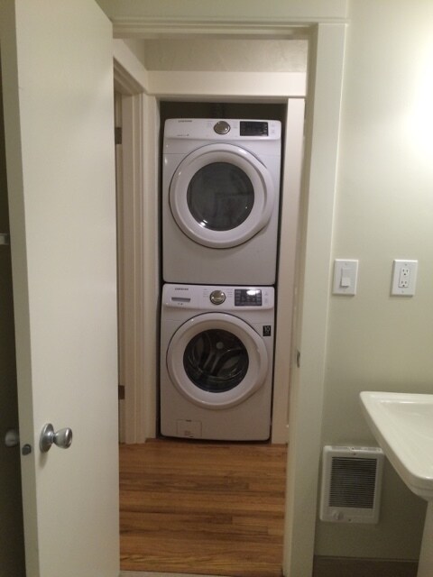 Building Photo - Modern Remodel Spacious 2BD University Par...