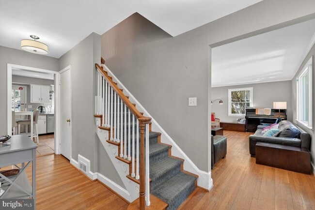 Building Photo - 7215 Rollingwood Dr