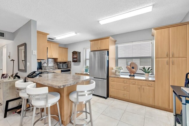 Building Photo - 422 Normandy Ln