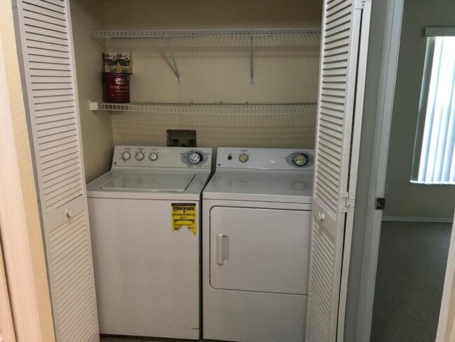 Building Photo - Don’t miss this beautiful 3-bedroom, 2-bath townhome in the desirable Island Cove Villas community!