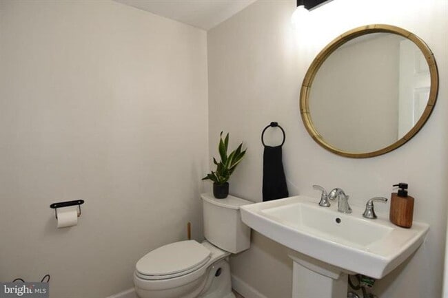 Building Photo - Set within the sought after community of Runnymeade, this beautifully maintained townhome offers ...