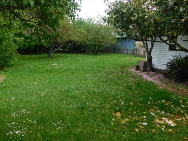 Building Photo - 3Bd/1.5Ba Two Story House - Available to View!