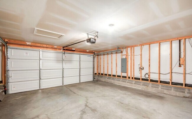 Building Photo - 15911 Long Meadow Way