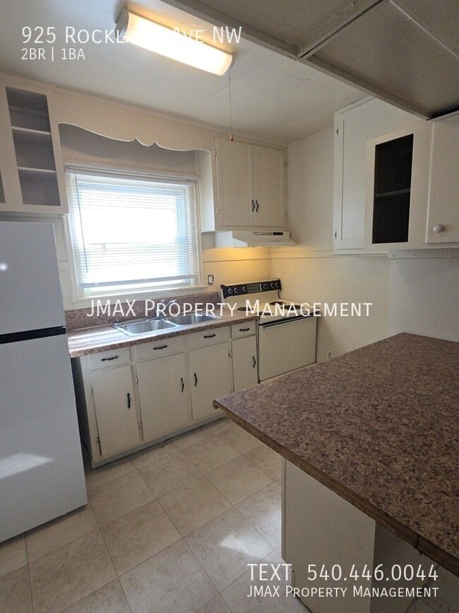 Building Photo - 925 Rockland Ave NW