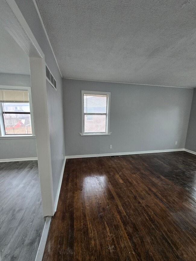 Building Photo - Renovated duplex