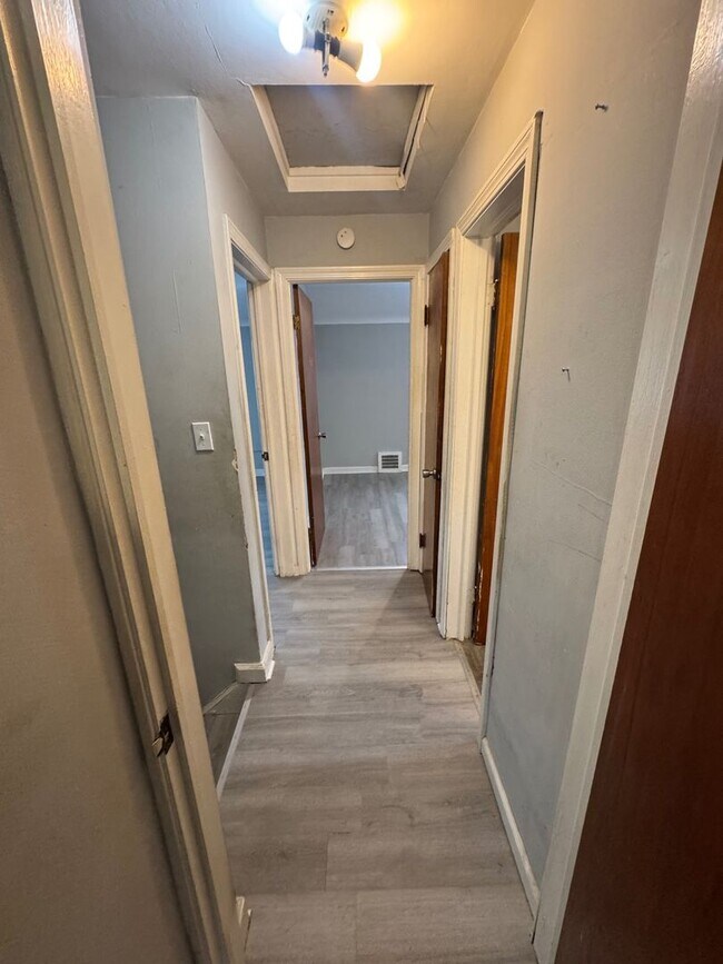 Building Photo - Charming 3-Bedroom Property in Prime Location