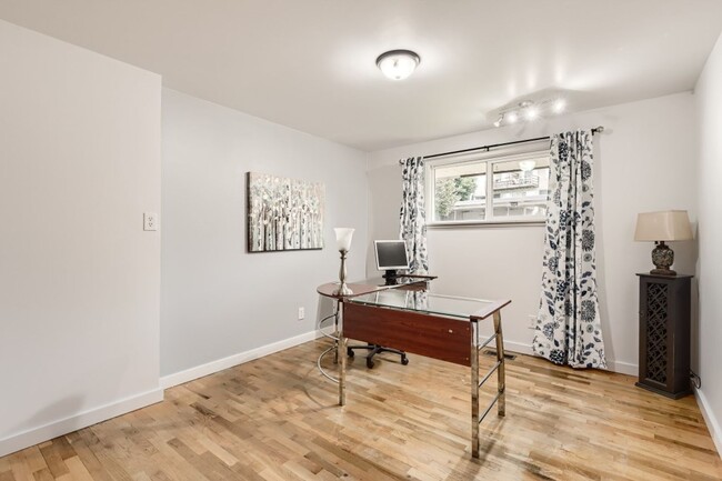 Building Photo - Gracious and Spacious and NO Steps at $3200!