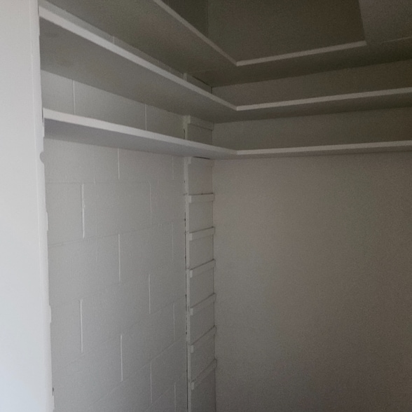 Building Photo - 918 W Lincoln Ave