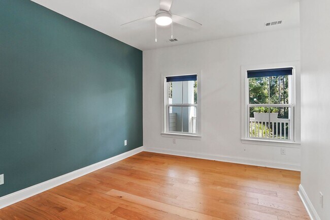 Building Photo - Pool/ Waterfront/ Custom Home in Waterways!