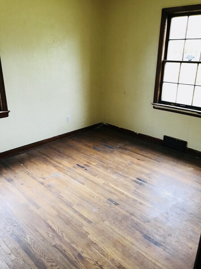Building Photo - 1913 Benham