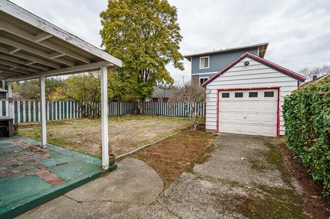 Building Photo - PET FRIENDLY Super Cute Craftsman Home 3 bedroom 1 Bath with Basement