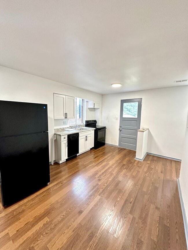 Building Photo - Newly Renovated 1 Bedroom, 1 Bath Unit in ...