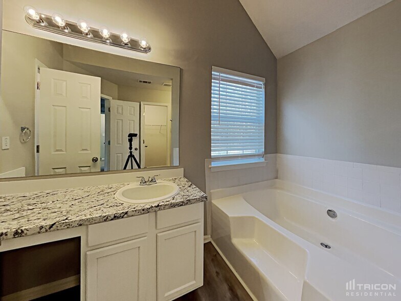 Building Photo - 869 Kendall Park Dr