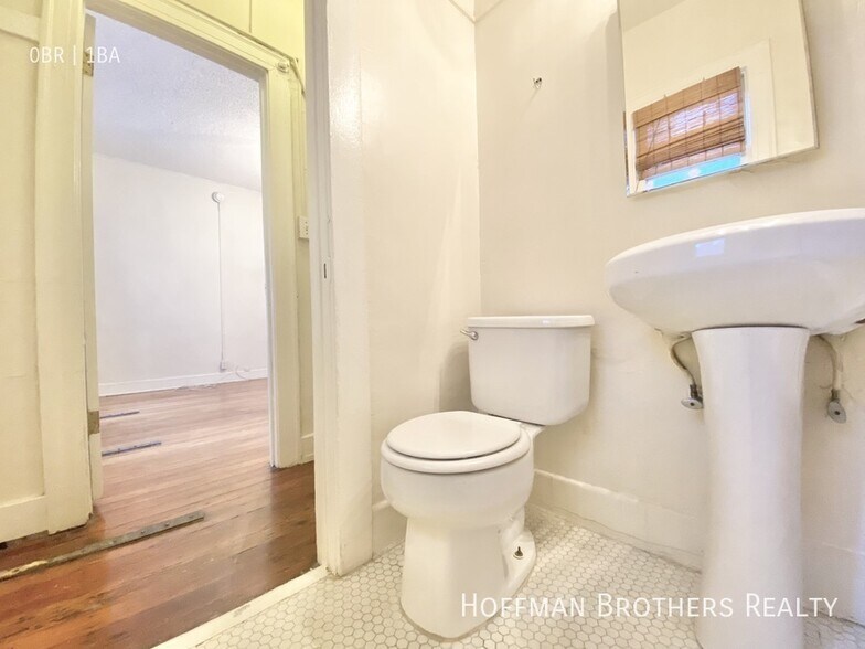 Building Photo - 532 S Coronado St