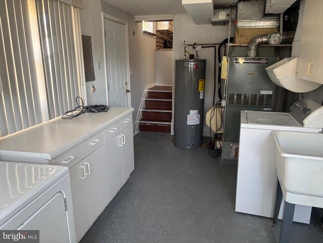 Building Photo - 8 N Avon Dr